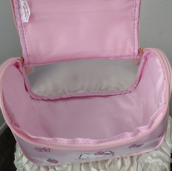 Hello Kitty makeup bag. - Picture 4 of 9